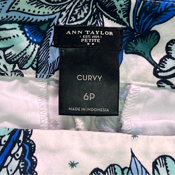 : Ann Taylor Petite Curvy Printed Capris - Size 6P - Eco-Chic Fashion - Picture 5 of 6